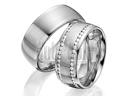 Обручальные кольца из белого золота с бриллиантами в женском кольце гладкие с мелкотекстурной поверхностью