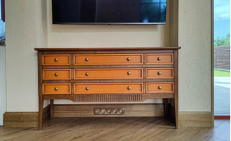 Комод с 9 ящиками на высоких ножках.