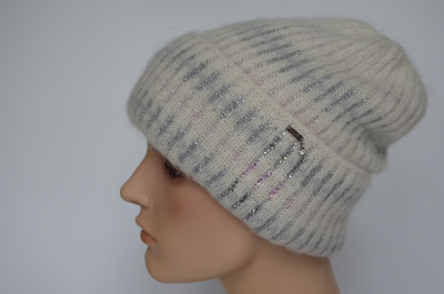 belaya-zhenskaya-shapka-s-otvorotom-i-strazami-vizio-italiya