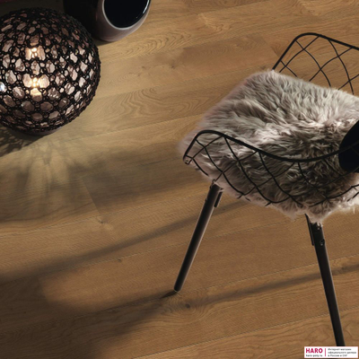 Декор паркетной доски Haro Дуб Дымчатый (Янтарный) Маркант браш 535465 в интерьере детально