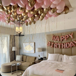 Шары под потолок, оформление комнаты в розовом