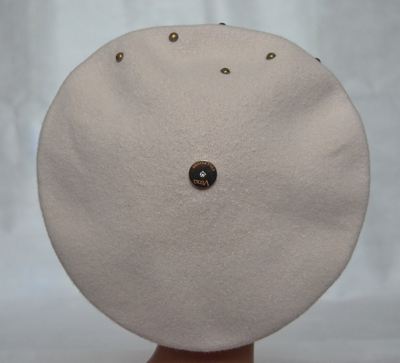 Итальянский бежевый берет из фетра фото