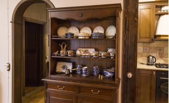 Буфет открытый с полками и балюстрадой.