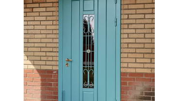 входная стальная дверь с кованой решёткой. село большой куяш