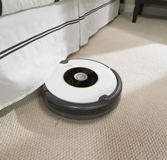 Roomba 605 убирает под мебелью