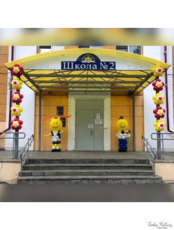 Оформление фасада школы с фигурами