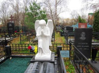 Фото ангел в молитве гравировка на памятнике на могилу в СПб