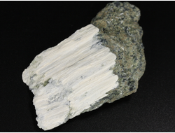 Брусит (немалит), волокнистый брусит, змеевик, коллекционный образец, Россия, КЧР, Урупский район, м-ние. Белые осыпища (52*38*17 мм, 20 г) №29663