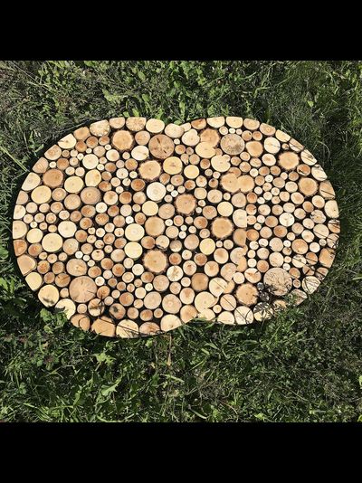 стол из спилов разных пород дерева со стеклом