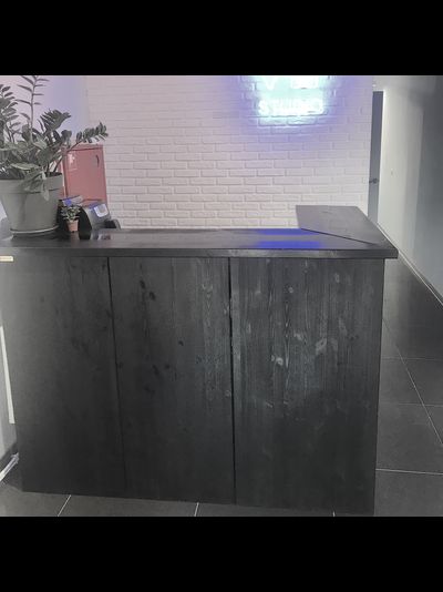 стойка ресепшн с черной рекой