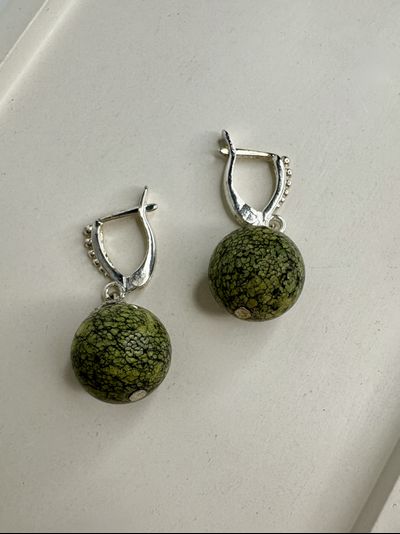 Серьги змеевик, шарики.