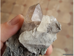 Горный хрусталь (разн. кварца) с кальцитом  на хлорит-серицитовом сланце. Россия. 78*44*25мм