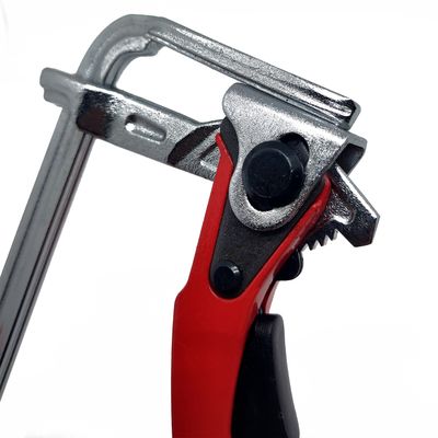 Струбцина для установки в паз с храповым механизмом