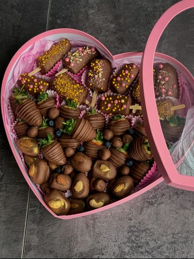 Сердце с клубникой,  бананами, финиками и голубикой