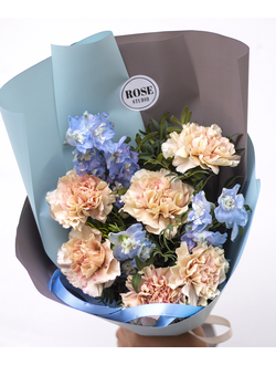 Букет из диантусов с дельфиниумом