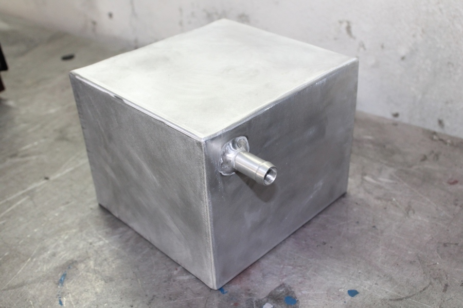 Бак расширительный 16 л напольный нержавеющий. Расширительный бак для отопления из нержавейки. Расширительный. Бак из нержавейки для отопления открытого типа. Расширительный бак из нержавейки.