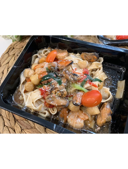 Вок из рисовой лапши с морепродуктами в соусе чили-манго, 450гр