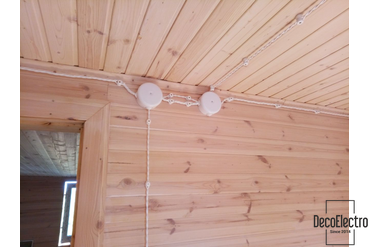 Ретро проводка в белом цвете в интерьере деревянного дома. Монтаж на деревянных подложках DECOWOOD.