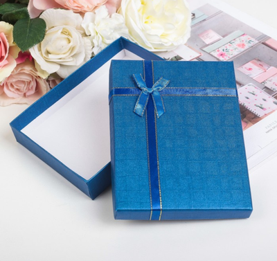 Коробка подарочная. Цвет: синий. Размеры: 16 х 12 х 3 см