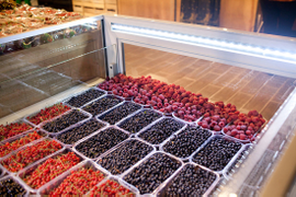 Освещение витрин в Казани. Подсветка торговых витрин. Подсветка витрин светодиодами.