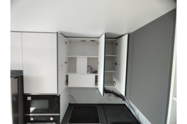 Кухня индиго с антресолями 2