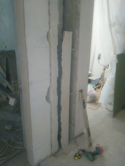 Гипсовый светильник в виде разлома в стене