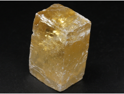 Кальцит оптический золотистый (исландский шпат), скол по спайности, Бразилия (46*30*21 мм, 66 г) №38301