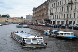 аренда теплохода по рекам и каналам Петербурга