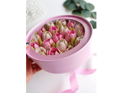 Шляпная коробка с тюльпанами из зефира (розовая)