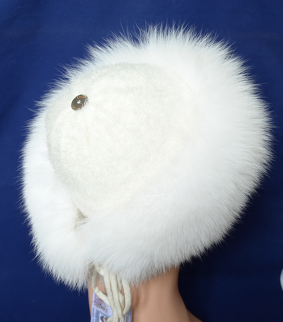 вязаная женская шапка с меховой отделкой