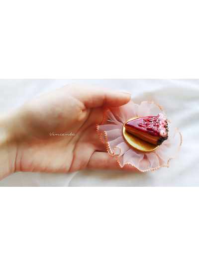 Ягодный тортик. Брошь в виде шоколадного тортика с ягодной начинкой из полимерной глины