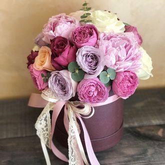 Пионы и пионовидные розы в шляпной коробке (микс)