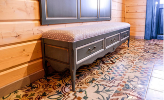 Пуф с мягким сиденьем и тремя выдвижными ящиками.