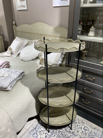 Четырехъярусная этажерка с ажурными полками в цвете состаренное золото.