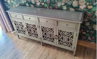 Комод 4х секционный с резными дверками серый.