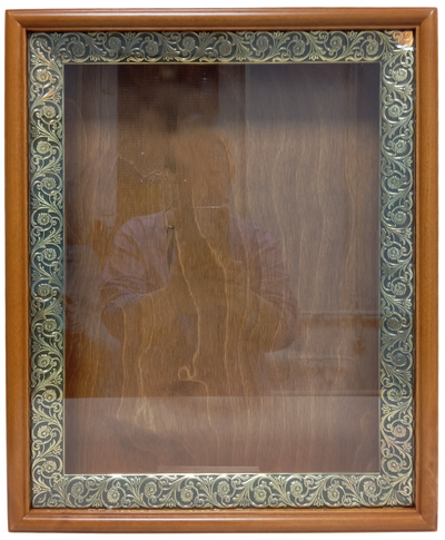 Киот деревянный с басменной рамой для иконы формата 30х40см.