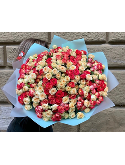 Букет 79 кустовых роз с упаковкой