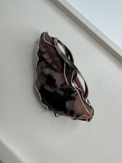 Броши с натуральными камнями в ассортименте