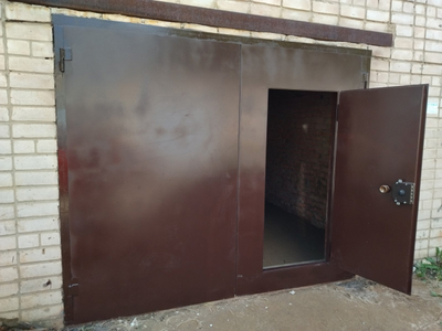 РАСПАШНЫЕ ГАРАЖНЫЕ ВОРОТА С КАЛИТКОЙ   артикул СВР -04 (УТЕПЛЕННЫЕ)