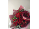 Недорогой и яркий букет из красных роз, кустовых роз, гиперикума и альстромерии. Букет для девушки