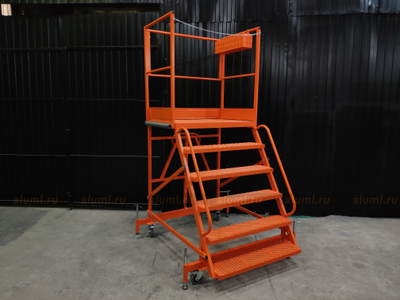 Лестница-стремянка с площадкой авиационная СТУ-1500