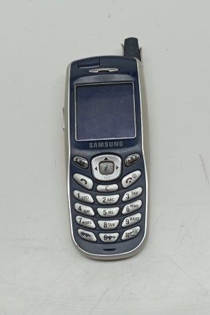 Неисправный телефон Samsung SGH-X600 (нет АКБ, нет задней крышки, не включается)