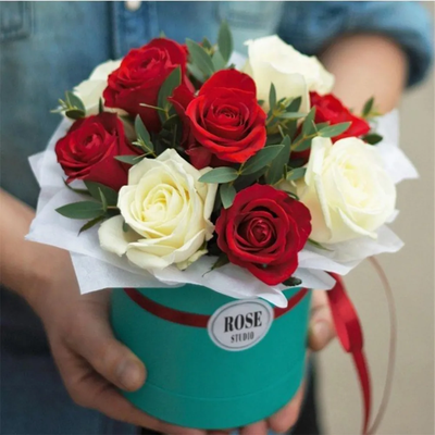 11 розовых роз в шляпной коробке