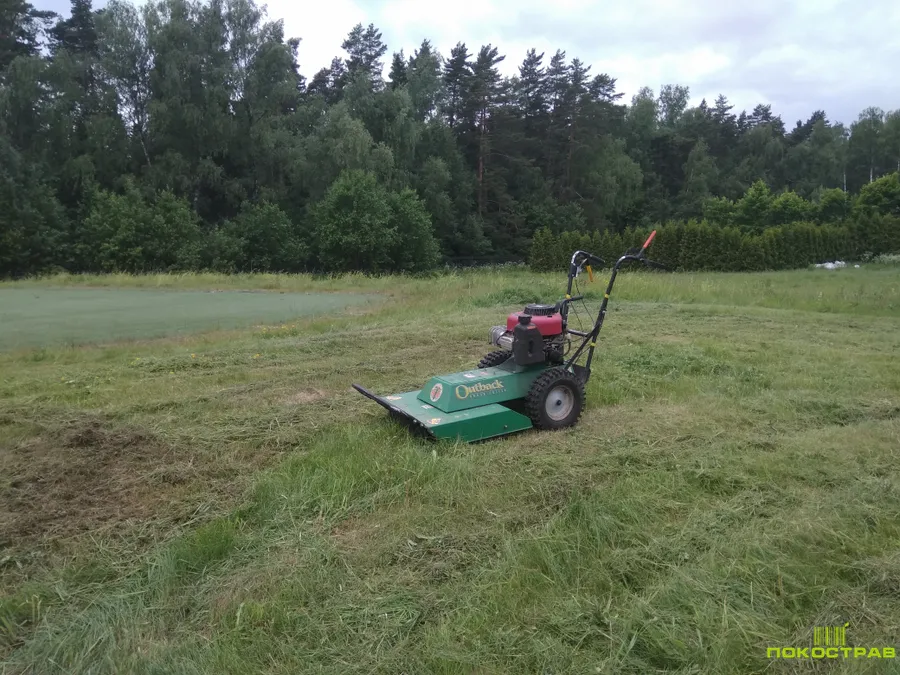 Billi goat докашивала "неудобные" для трактора углы.