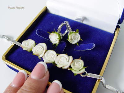 "Позолоченный комплект с белыми розами" . Ручная работа из полимерной глины.