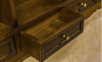 Полка открытая с 12 секциями и 4 ящиками.