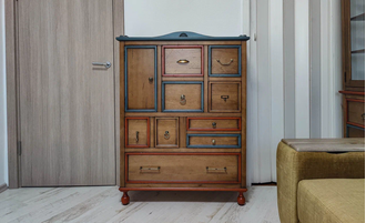 Большой комод с 9 ящиками и цветными рамками на фасадах.