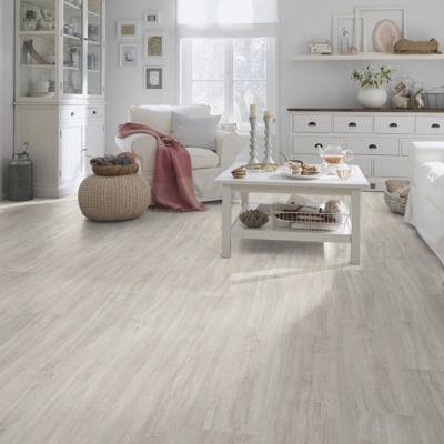 Виниловый пол Wineo 400 Wood XL Ambition Oak Calm DLC00122 в интерьере гостиной