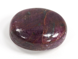 Корунд красный (рубин), полировка плоская (светится в УФ), Мьянма (33*25*13 мм, 32 г) №35656