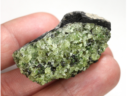 Хризолит (Перидот, Оливин), кристаллы на породе, США (43*27*24 мм, 33 г) №38093